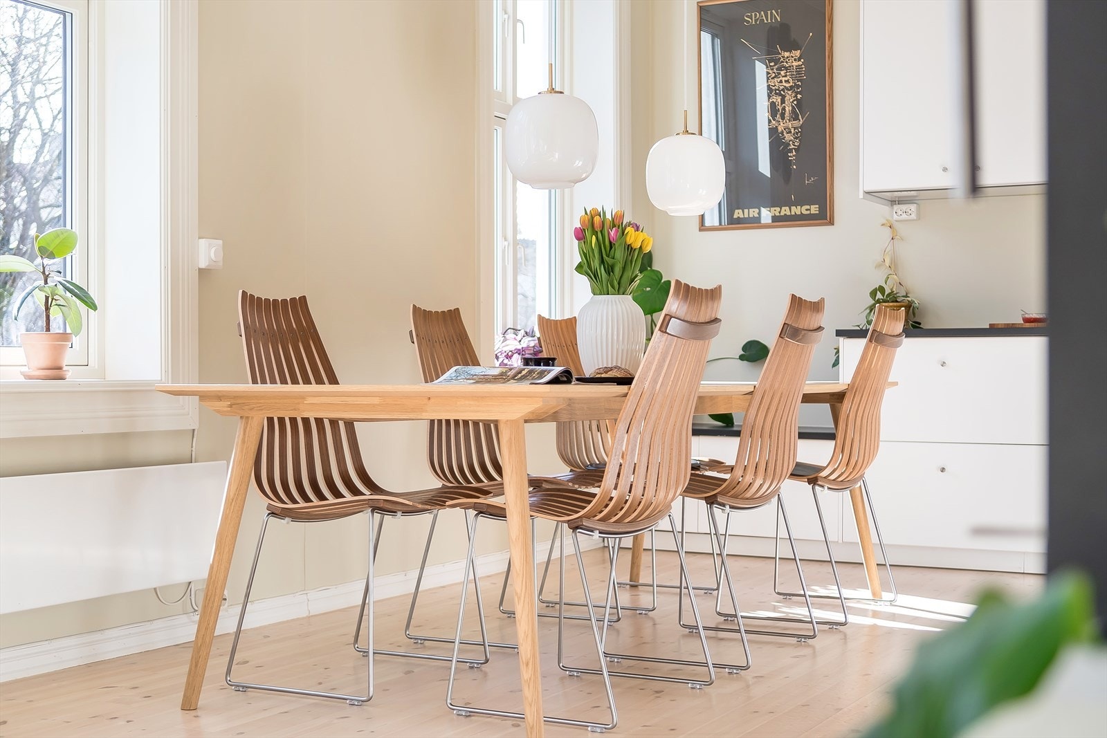 Det er god plass til et stort spisebord, perfekt til hyggelige lag med venner og familie. Galleribilde
