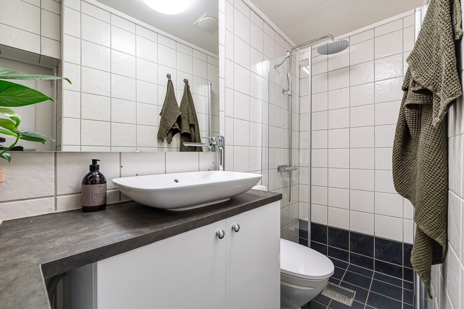 Lyst og pent baderom med varmekabler i gulv og nyinstallert takdusj. Galleribilde