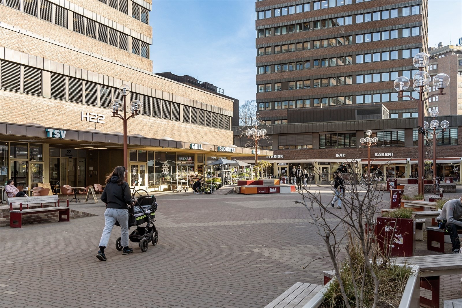 Tøyen Torg ligger rett ved T-bane-stoppet. Rundt torget finner du en fantastisk samling kafeer, restauranter, butikker, bibliotek, frisørsalong og mye mer. Galleribilde