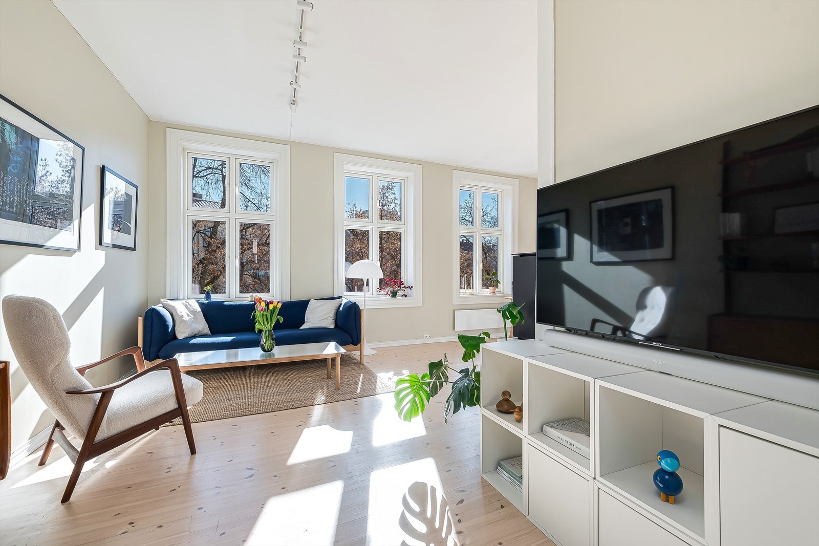 Boligen har gjennomgående lyst furugulv som gir et moderne og lunt inntrykk. Galleribilde