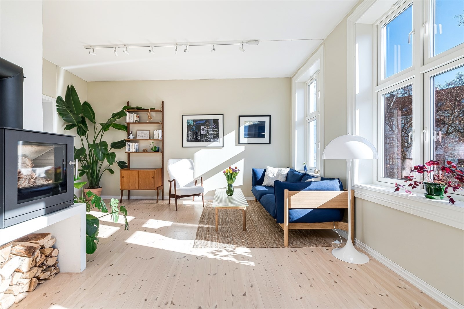 Stuen er lys og romslig, her er det god plass til en ordentlig sofa- og TV-krok. Galleribilde
