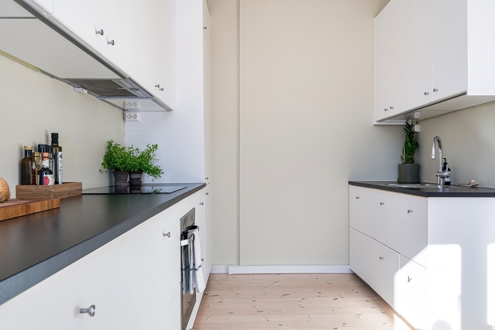 Integrert i innredningen er induksjon platetopp, stekeovn, oppvaskmaskin og kjøl/frys. Galleribilde