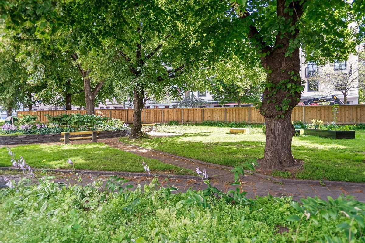 Håkons gate 18 ligger i en rolig blindgate med hyggelig grøntområde i front som gir flott utsyn fra stue- og kjøkkenareal. Om sommeren sørger også trærne for null innsyn i stuen. Galleribilde