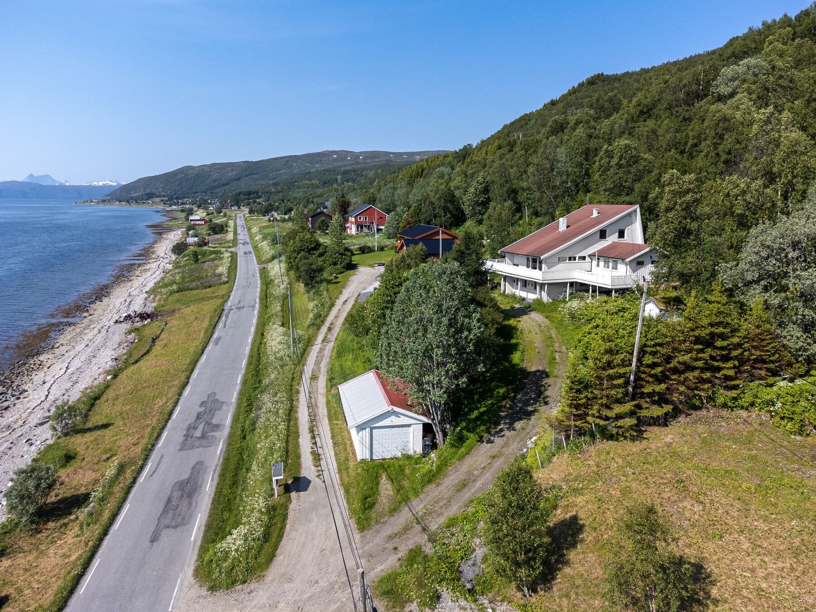 Eiendommen er på nesten 2 mål, og har garasje på nedsiden av boligen. Galleribilde