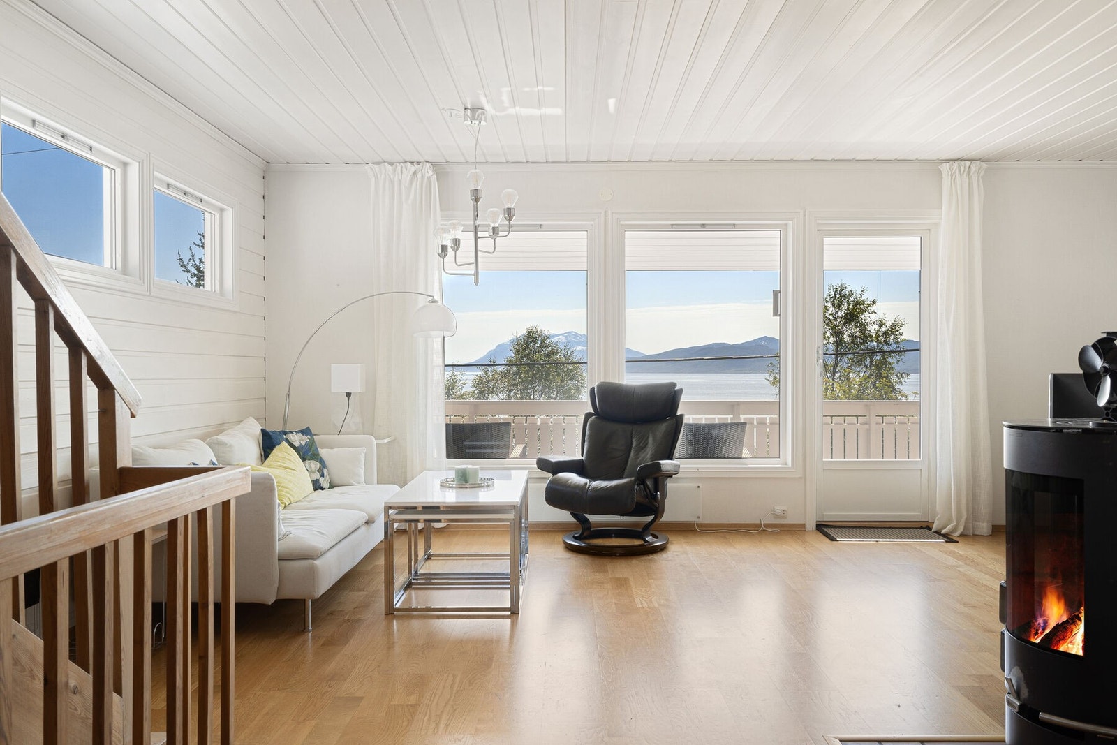 Fra stuen er det utgang til en svær veranda. Galleribilde