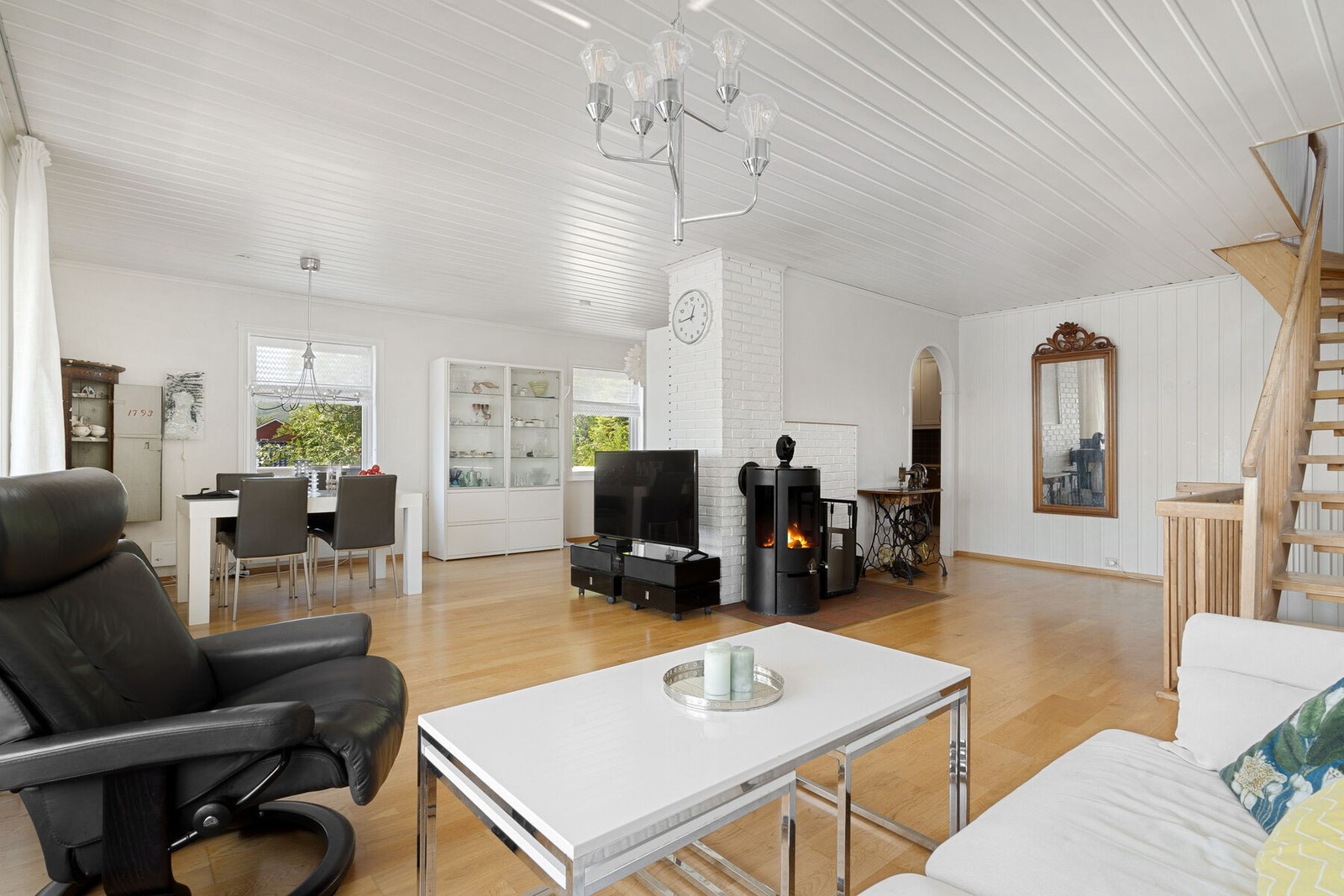 Boligen går over 3 plan. Den fremstår som lys, innbydende og innholdsrik. Galleribilde