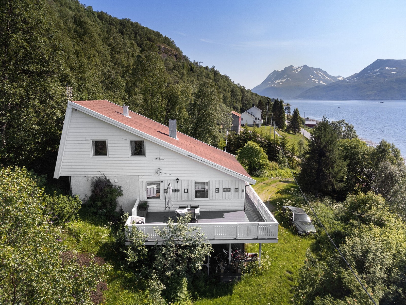 Veranda.Eiendommen ligger på øversiden av veien. Dette gir gode solforhold, og utsikt i retning av Malangen. Her bor du i umiddelbar nærhet til sjø, skog, fjell og flere populære turmål. Galleribilde