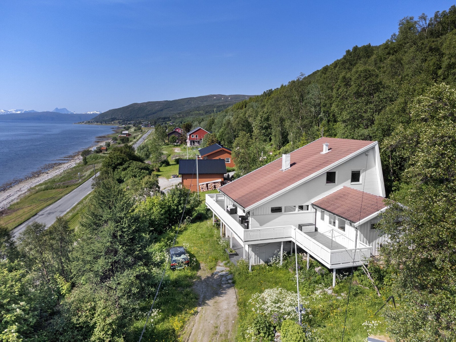 Velkommen til Leirstrandvegen 1323; en idyllisk eiendom i naturskjønne omgivelser. Her presentert av Eiendomsmegler1 Rødbanken v/Wenche Odden Kvamme Galleribilde