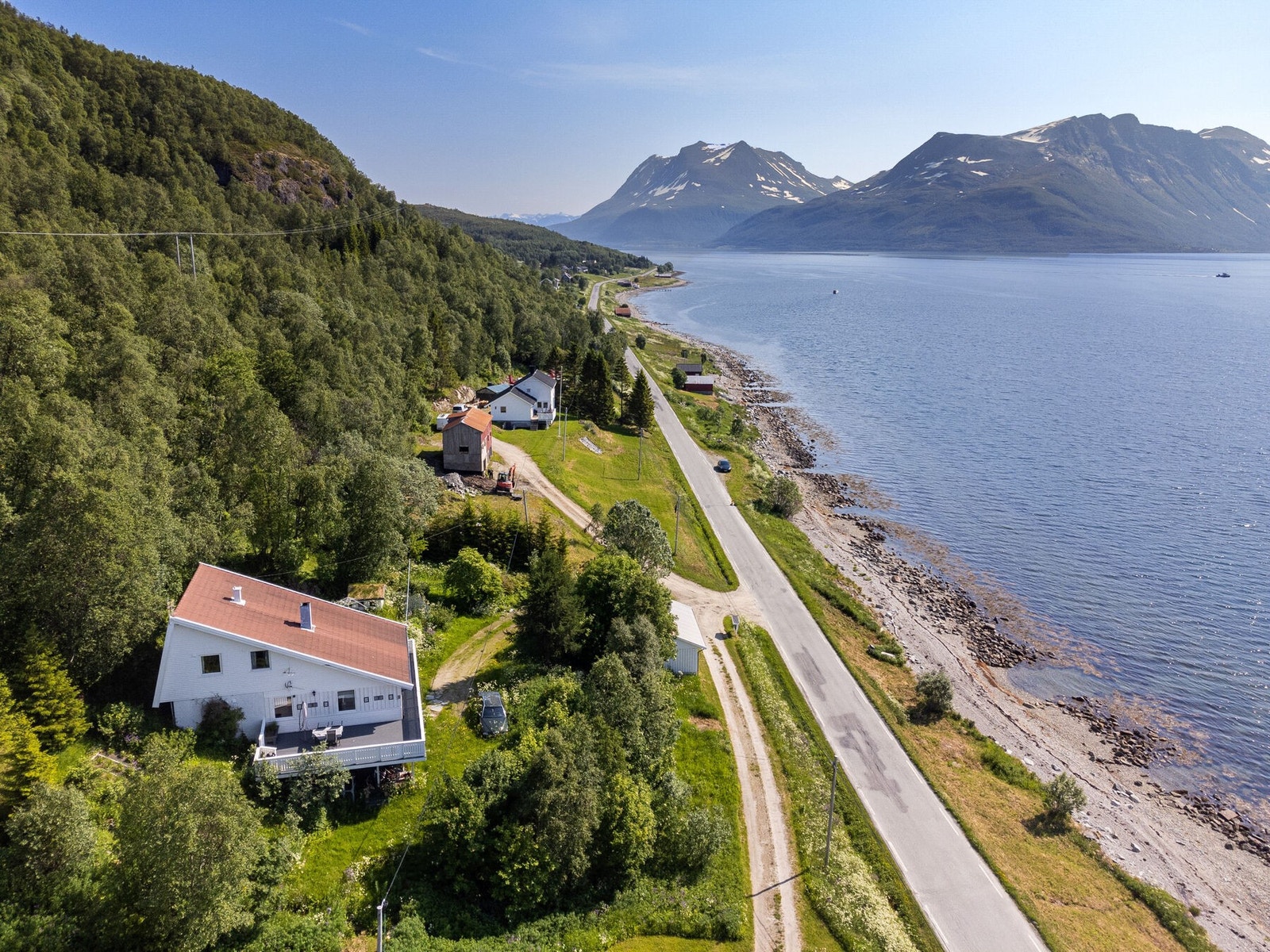 Eiendommen ligger landlig til mellom Mjelde og Bakkejord, sør på Kvaløya. Galleribilde