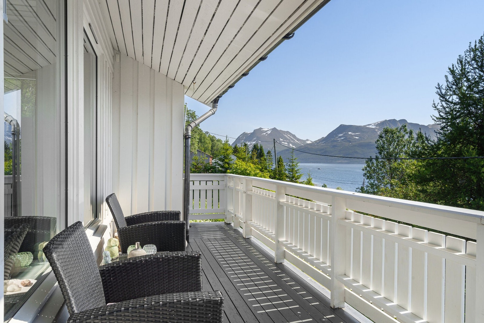 Deler av verandaen er overbygd. Galleribilde