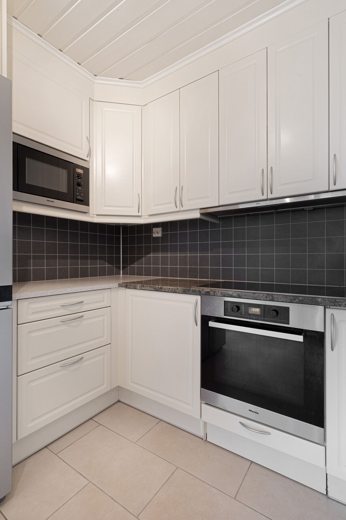 Det er lagt kitchen board på vegg over benkeplate. Galleribilde
