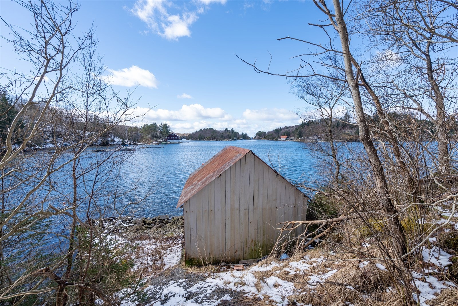 Naust brukes til oppbevaring av redningsvester og fiskeutstyr. Galleribilde