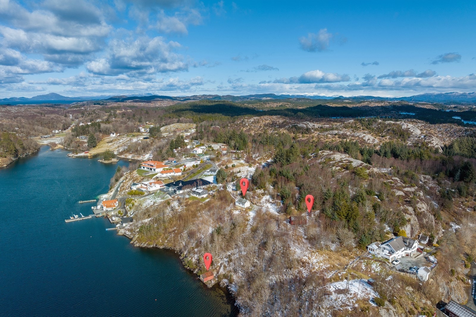 Landlig beliggende eiendom med sjarmerende bolig, løe, uthus og naust, samt 4 utskilte tomter. Galleribilde