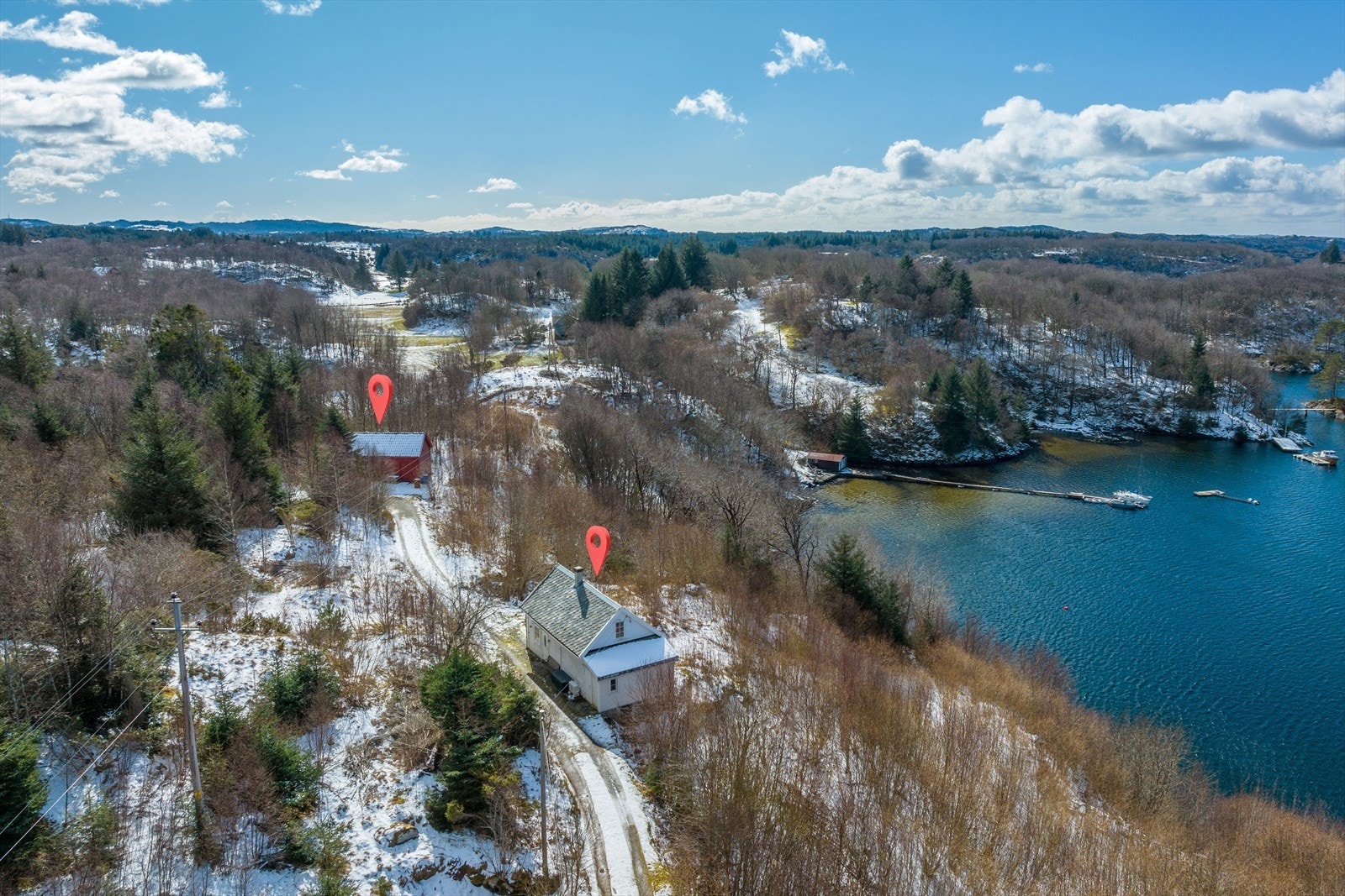 Eiendommen ligger i Sveio med utsikt mot Mølstrevågen, For den som vil bo/feriere en plass med vakker og variert natur, likevel nær byen, er dette et paradis. Galleribilde
