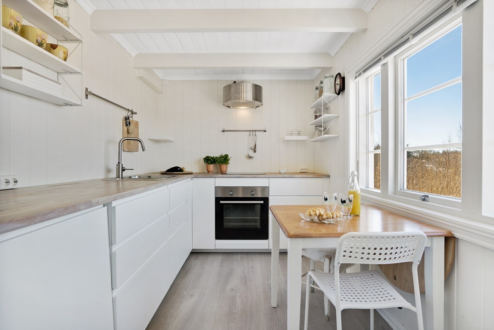 Flott Ikea-kjøkkeninnredning fra 2017/2018 med slette fronter og heltre benkeplate. Galleribilde