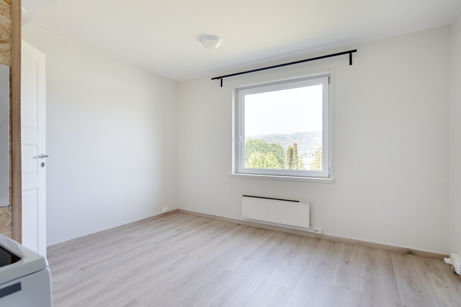 Fint oppholdsrom med vinduer. Flere av hyblene har større vinduer som gir naturlig lys. Galleribilde