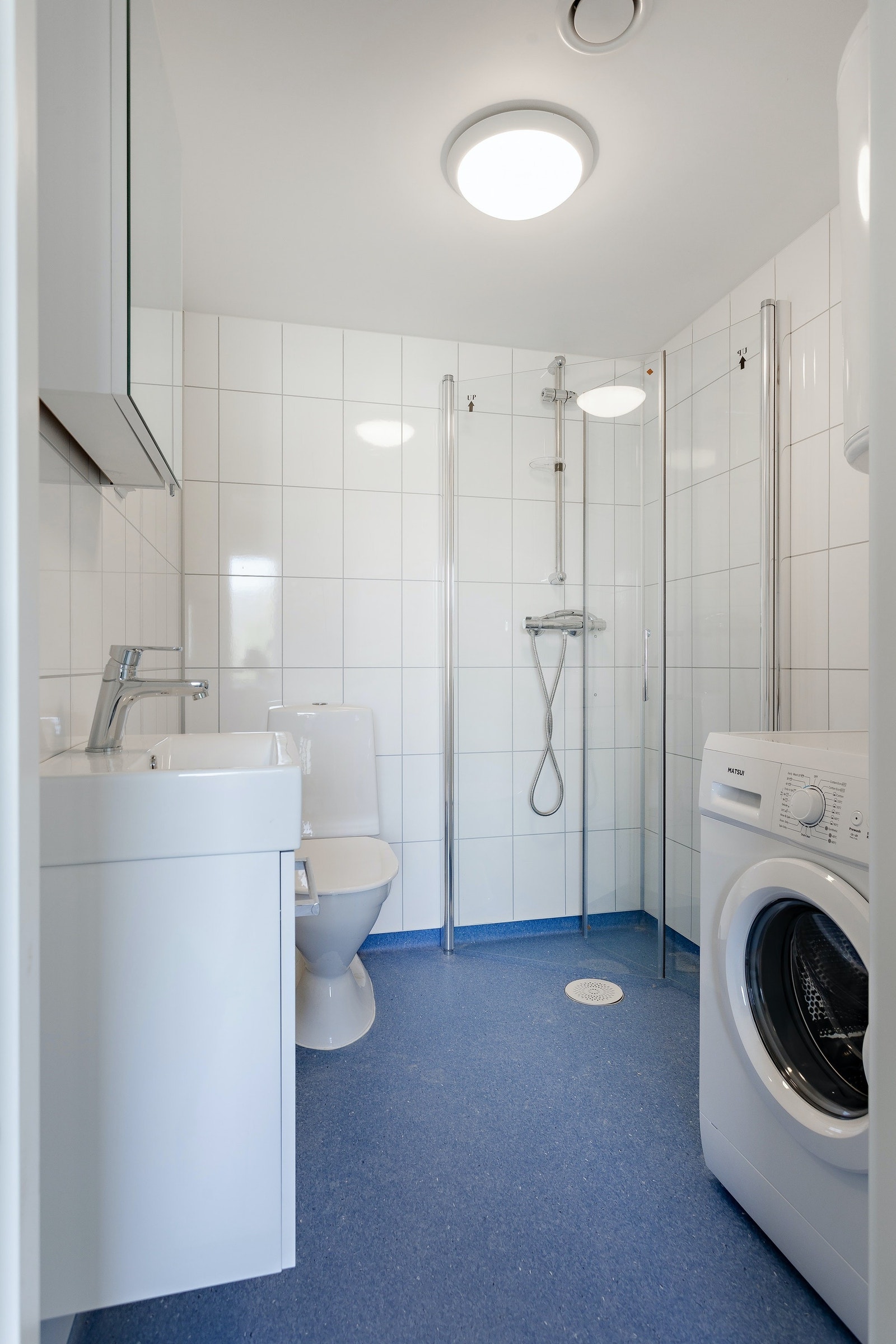 Nyoppusset bad fra 2019 med dusj, vask, toalett og vaskemaskin. Galleribilde