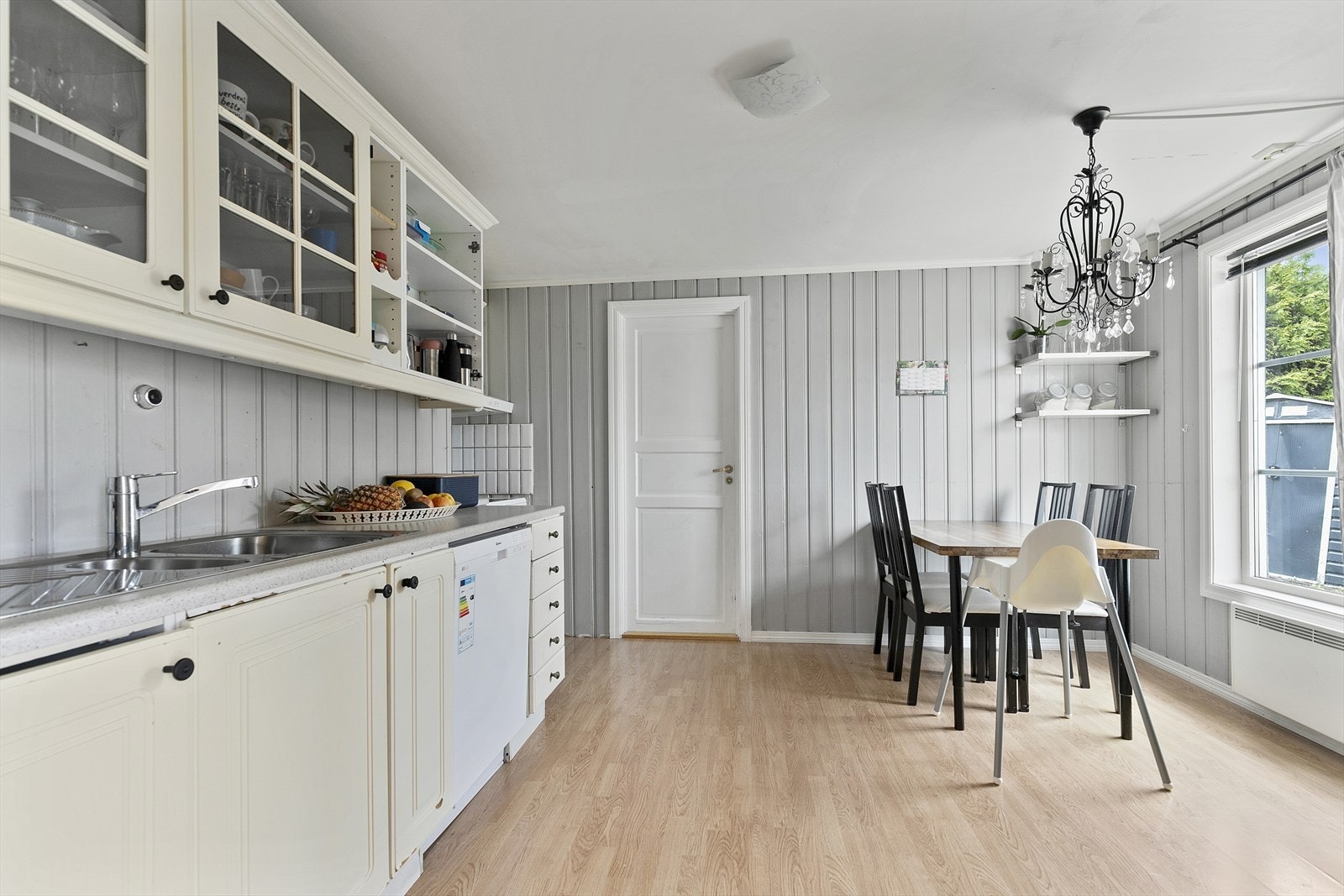 Romslig kjøkken med plass for ekstra spisebord og stoler. Kjøkkeninnredningen har godt med oppbevaringsplass Galleribilde