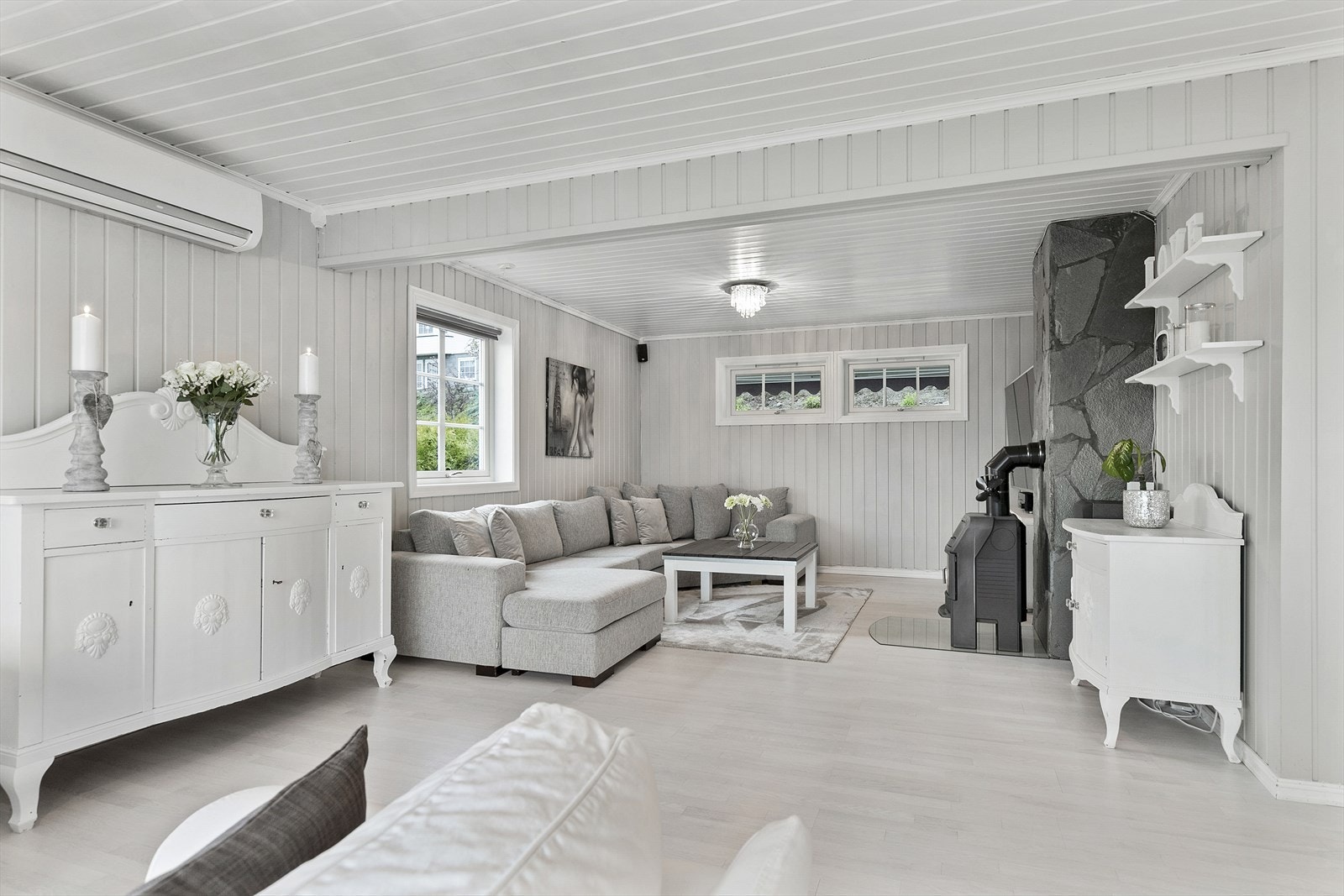 Stuen har også en lun sone som er innredet med stor sofagruppe for tv kos og hyggelige kvelder med familie og venner Galleribilde