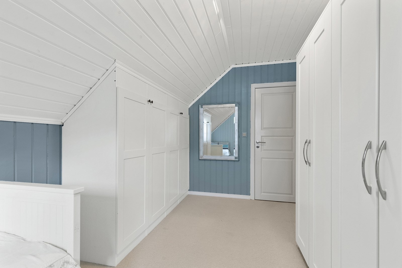 Soverom med plassbygd garderobeskap Galleribilde
