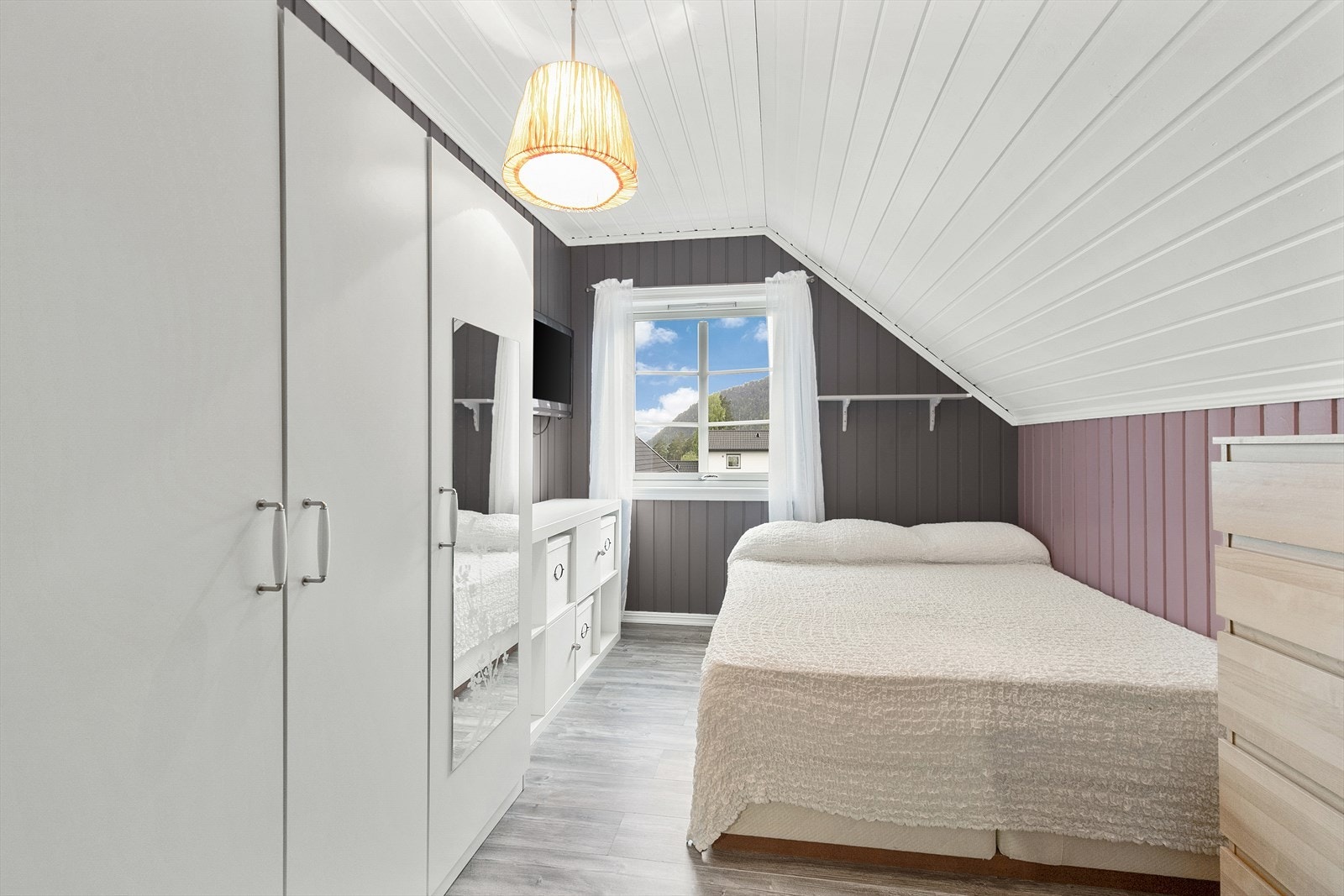 Soverom nr. 2 har god plass for dobbeltseng og garderobe Galleribilde