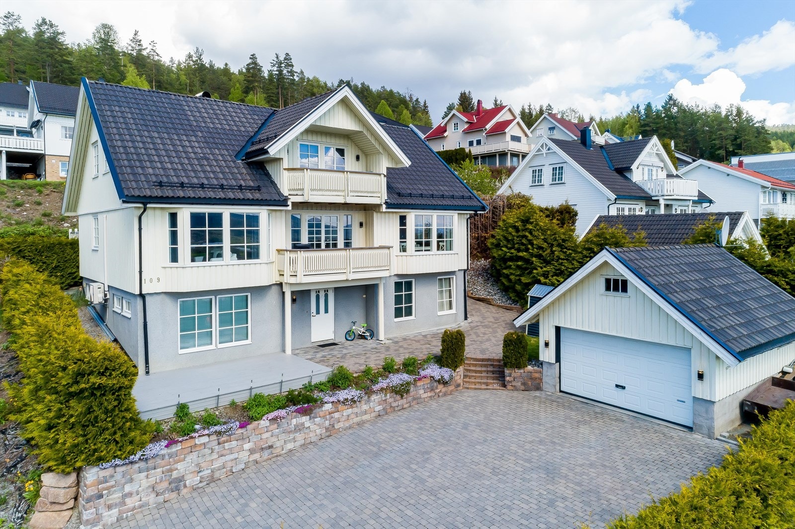 Velkommen til denne praktfulle eiendommen i Bergås terrasse 109 Galleribilde