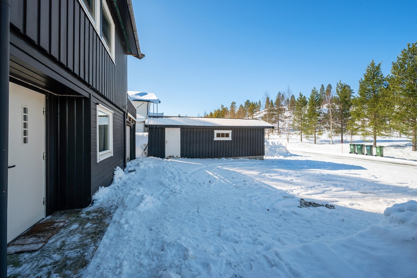 Boligen har en stor gårdsplass Galleribilde