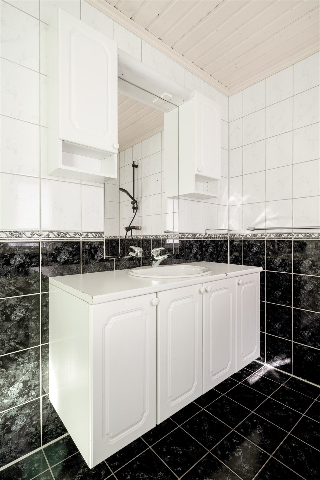 Badet er utstyrt med servant, servantskap, wc, badekar/dusj Galleribilde