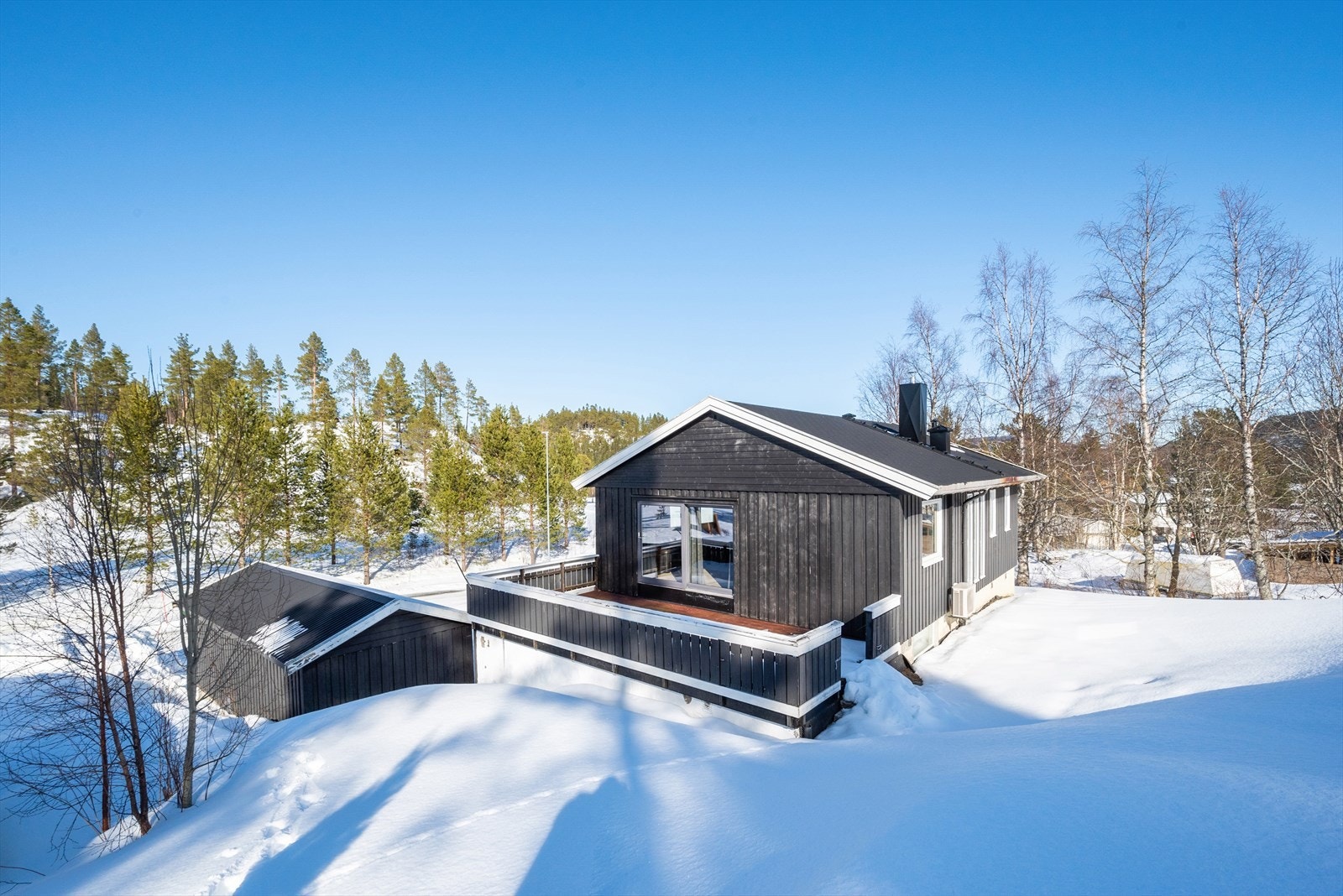 Videre er det et aktivt fotball-, håndball-, langrenns-, orienterings, trim- og ishockeymiljø på stedet Galleribilde