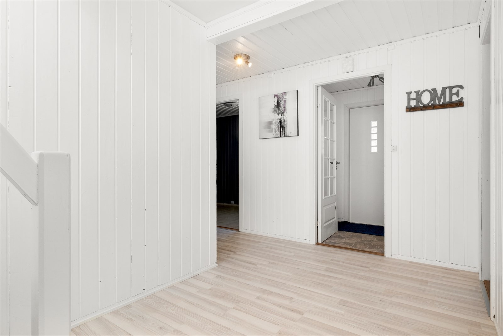 Nede i 1. Etasje er det Entre, 3 soverom, toalett og bod Galleribilde