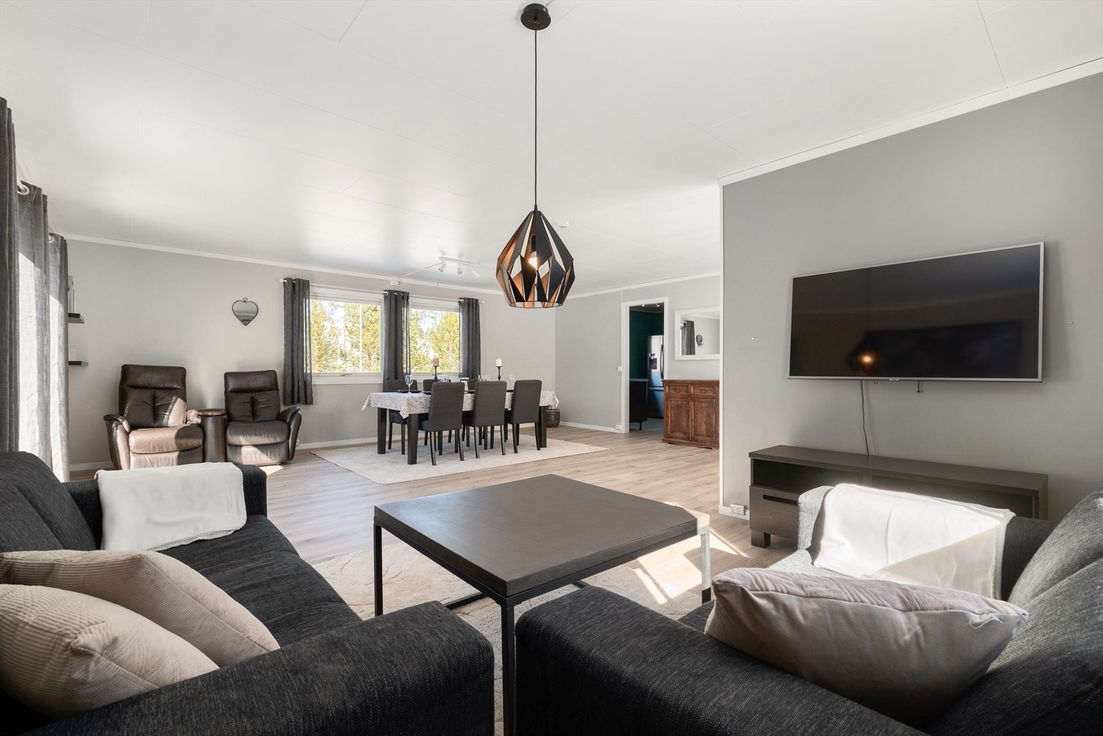 I stua er det muligheter for møblering i flere soner Galleribilde