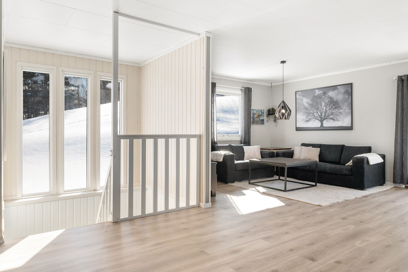 Fra stua beveger vi oss ned til 1. Etasjen Galleribilde