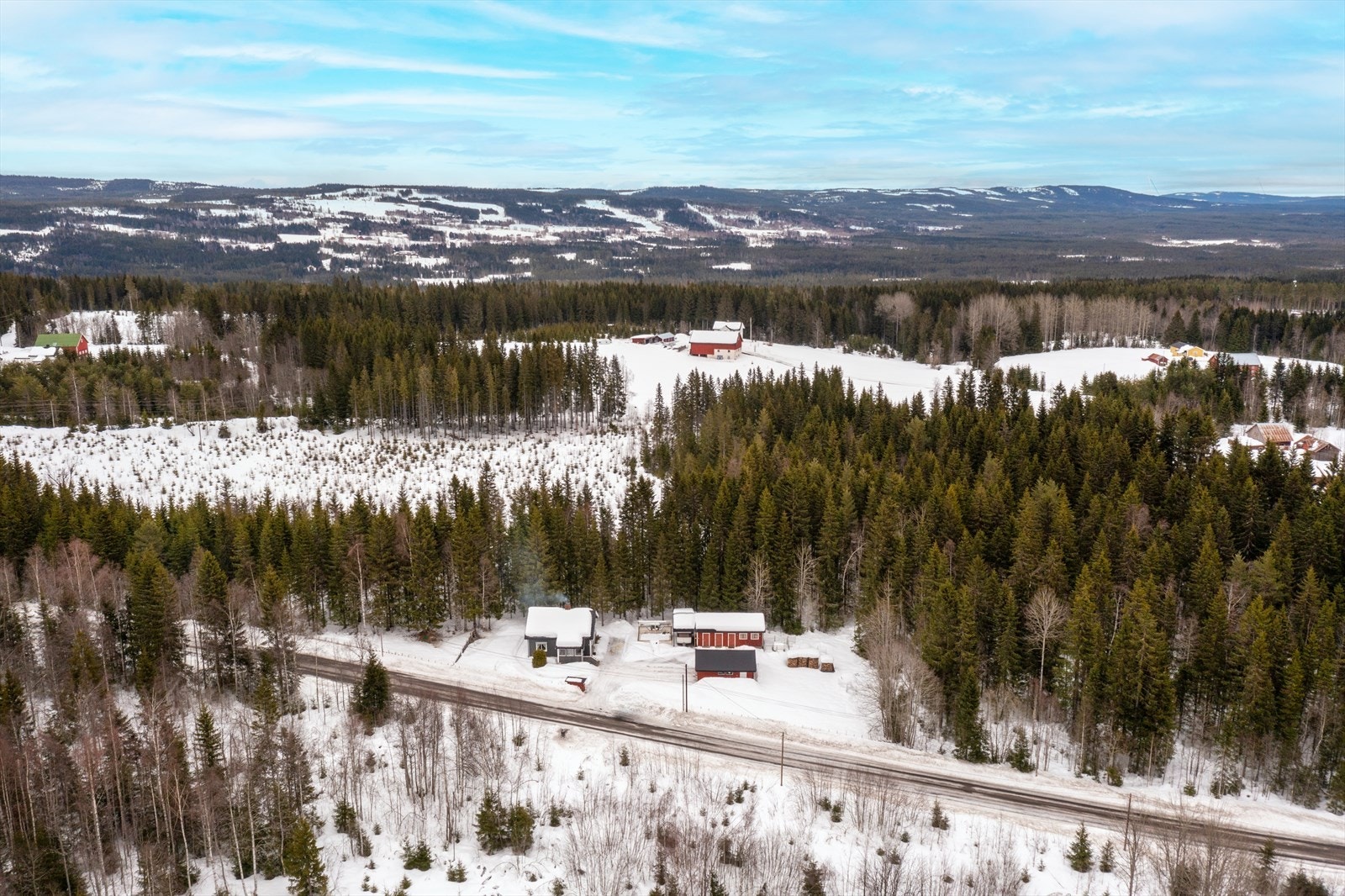 Det er ca. 1 km fra eiendommen inn til Sørskogbygda sentrum. Galleribilde