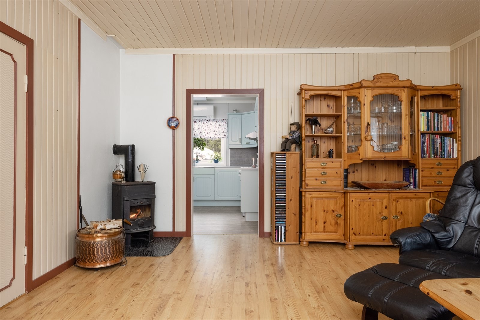 Oppvarming med blant annet vedfyring. Fra stuen ser man inn på kjøkkenet. Galleribilde