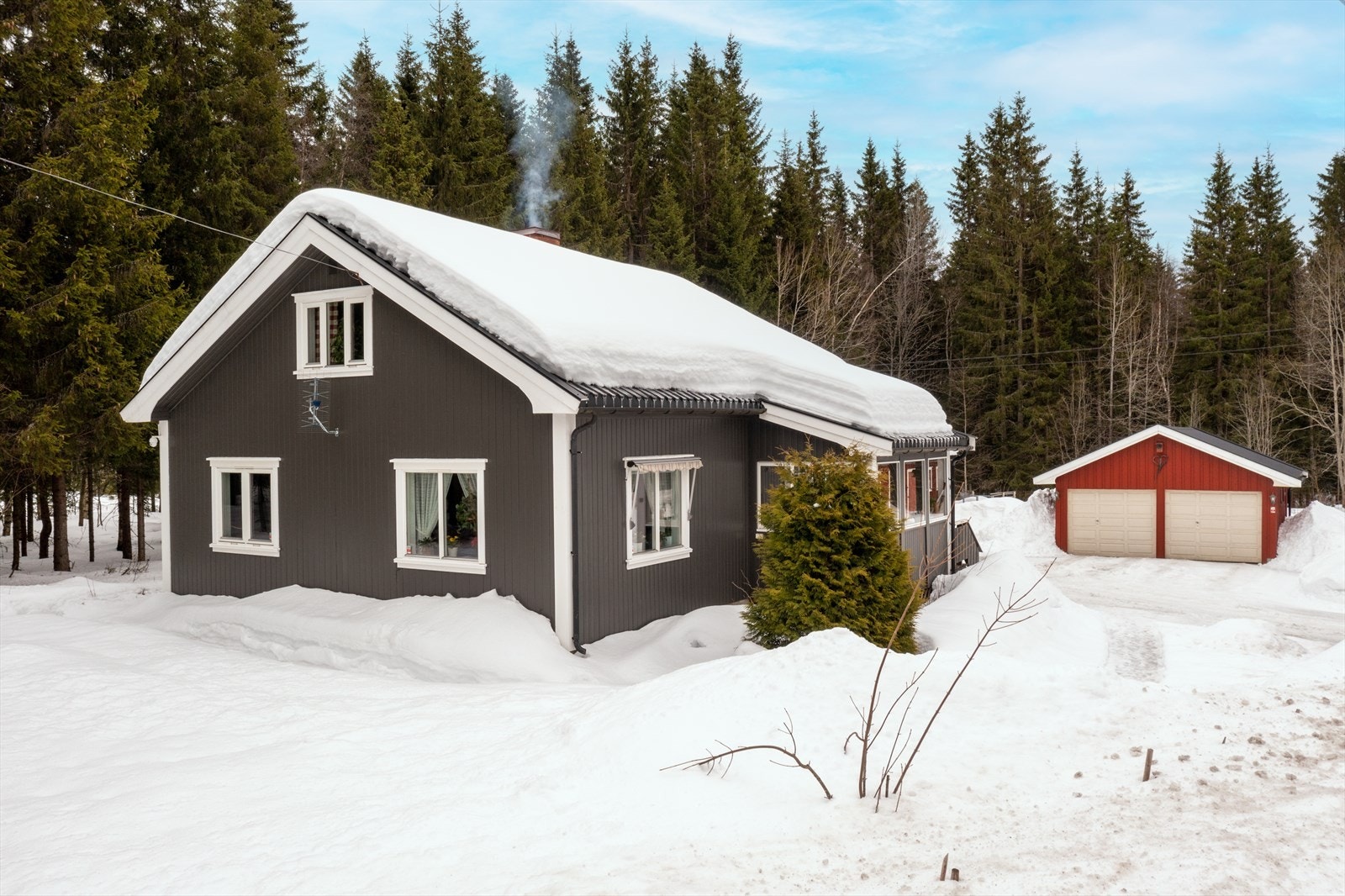 Tilhørende eiendommen er også en dobbelgarasje og et uthus med carport. Galleribilde