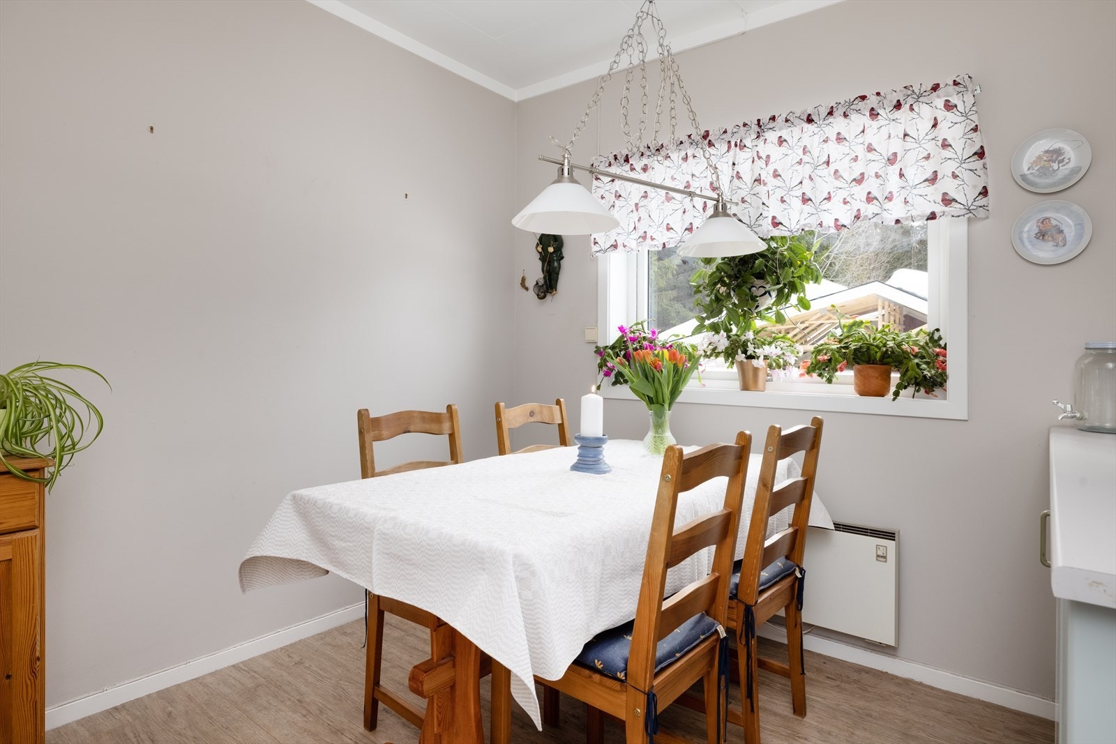 Spisebord i tilknytning til kjøkkenet. Galleribilde