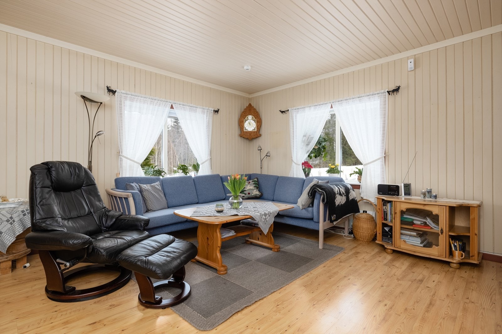 Romslig stue med god plass til sofakrok og tv-bord. Galleribilde