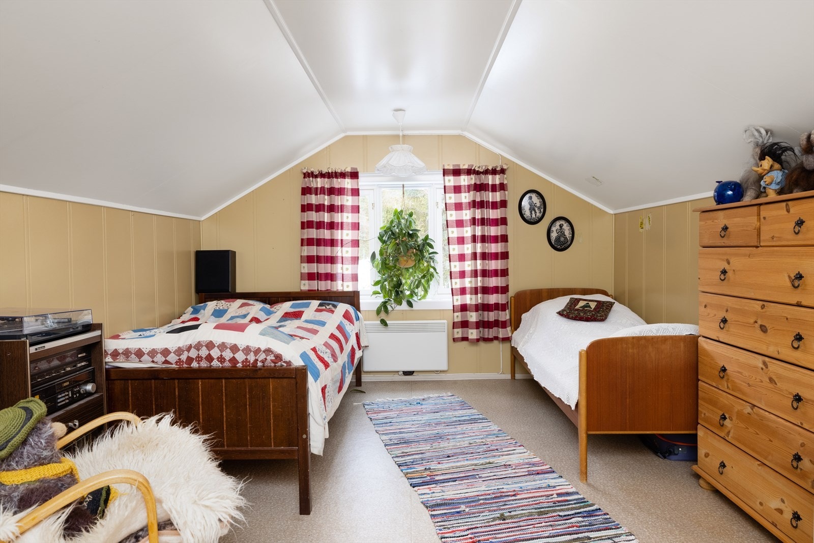 Boligen har til sammen tre soverom, et i 1.etasje og to i 2.etasje. Galleribilde