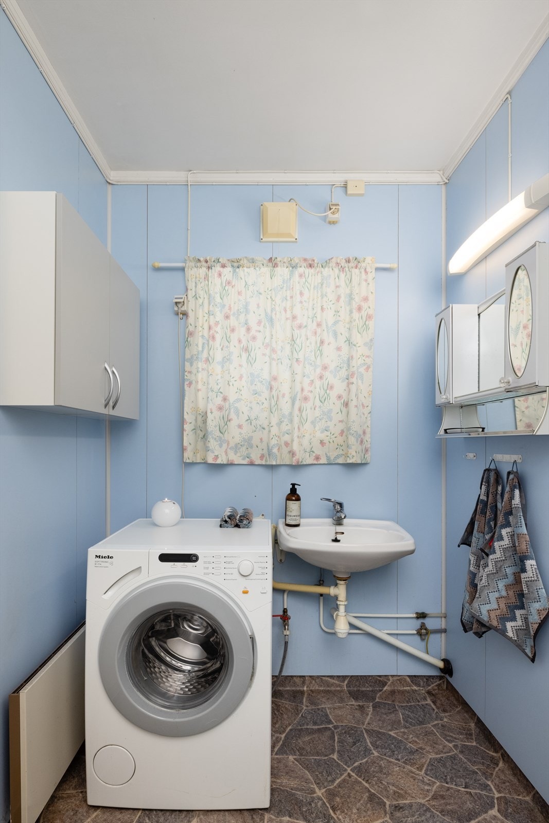 Opplegg for vaskemaskin på badet. Galleribilde