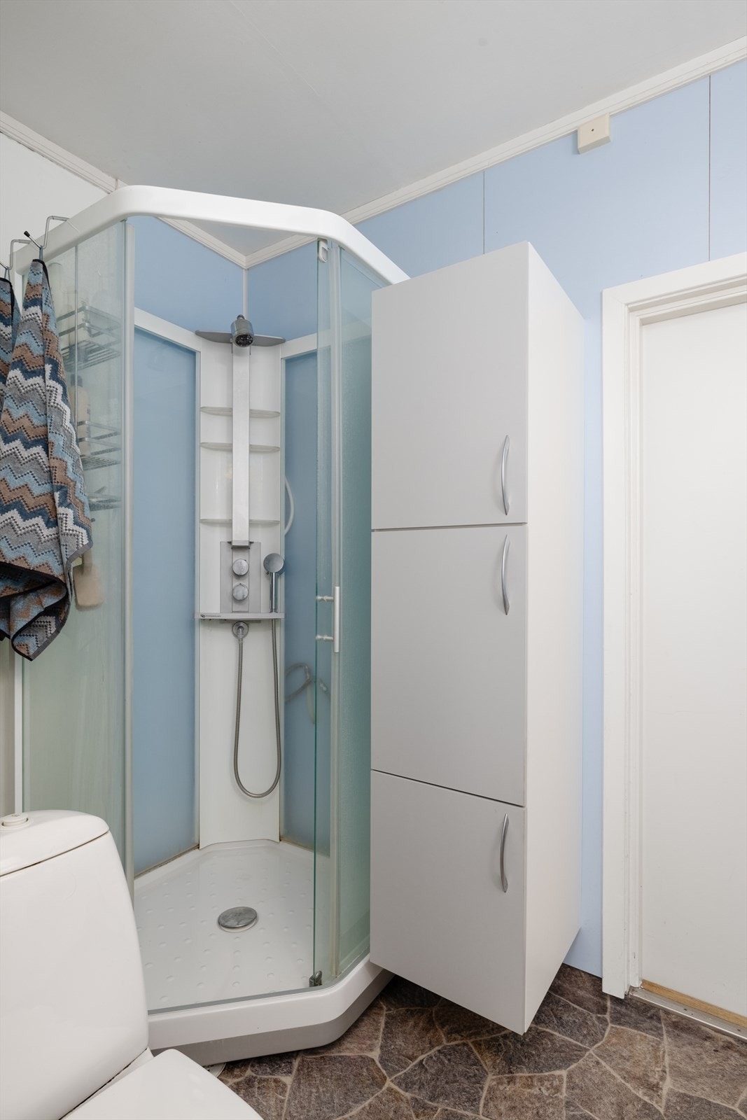 Bad innredet med dusjkabinett, toalett og servant. Galleribilde