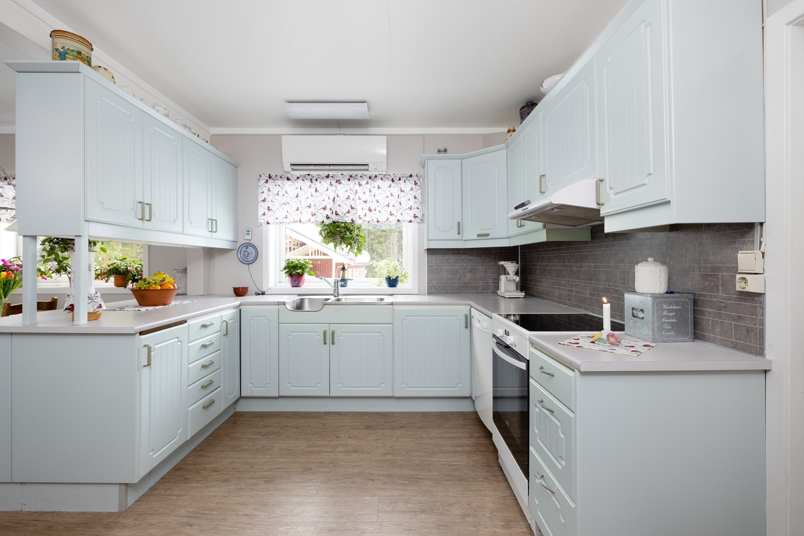 Åpen løsning for frittstående hvitevarer som komfyr, kjøleskap og oppvaskmaskin. Galleribilde