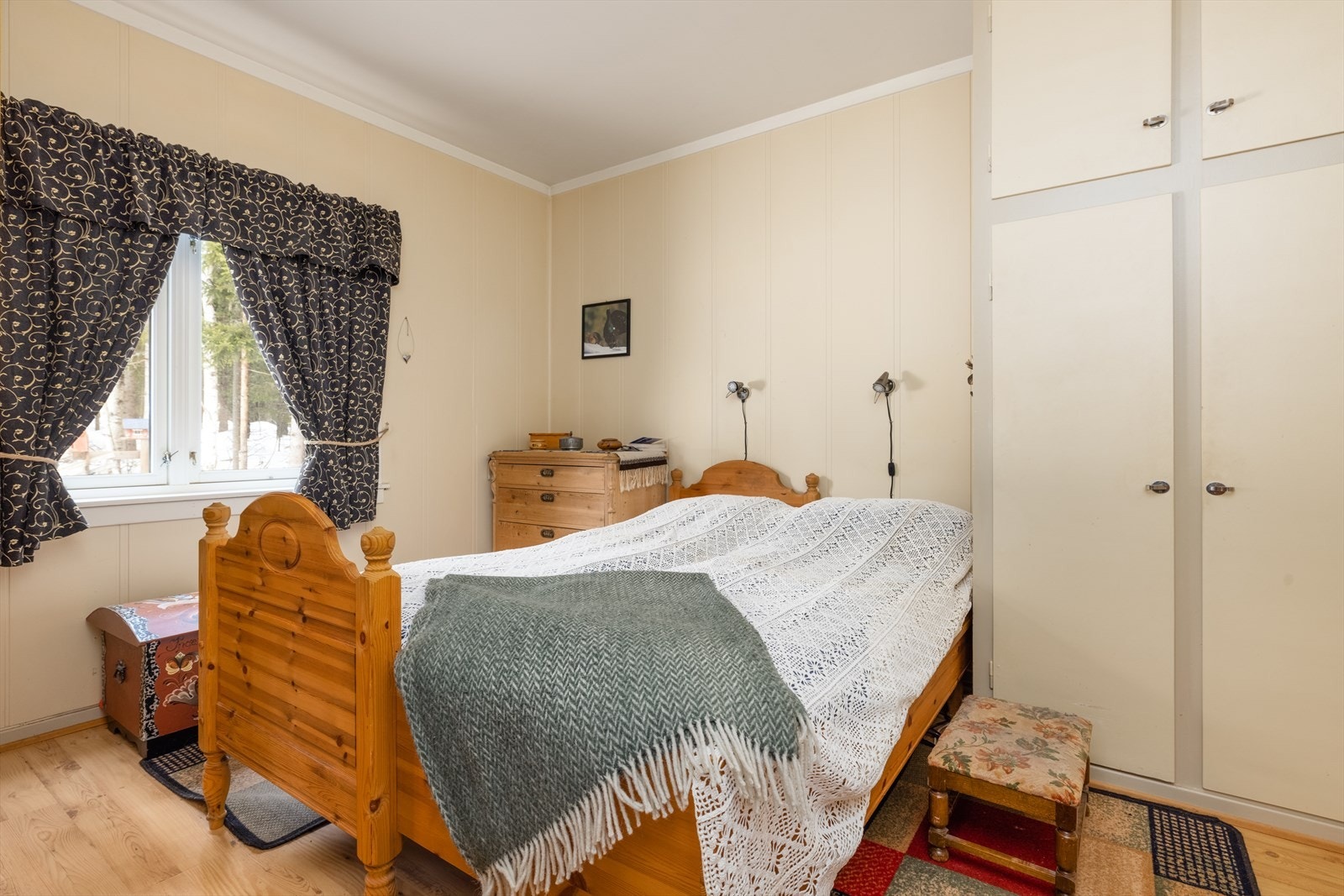 Her fra hovedsoverommet i 1.etasje, med integrerte garderobeskap. Galleribilde