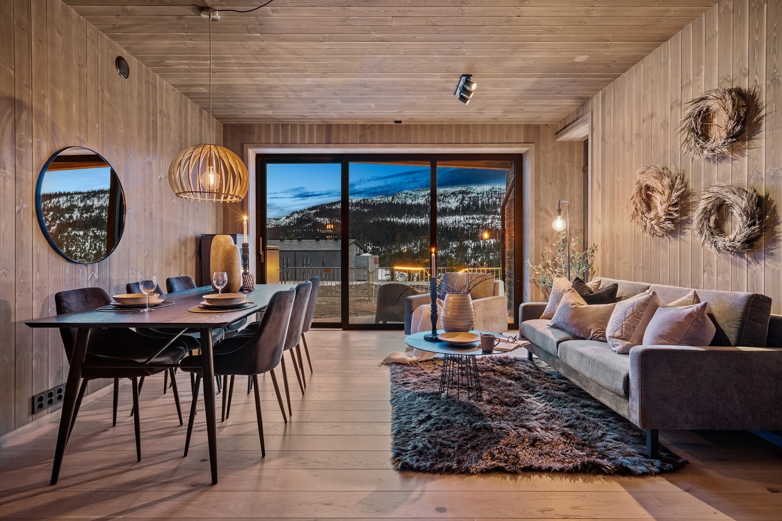 Lekker stue / spisestue i åpen løsning og gode vindusflater som gir rikelig med lys i rommet Galleribilde