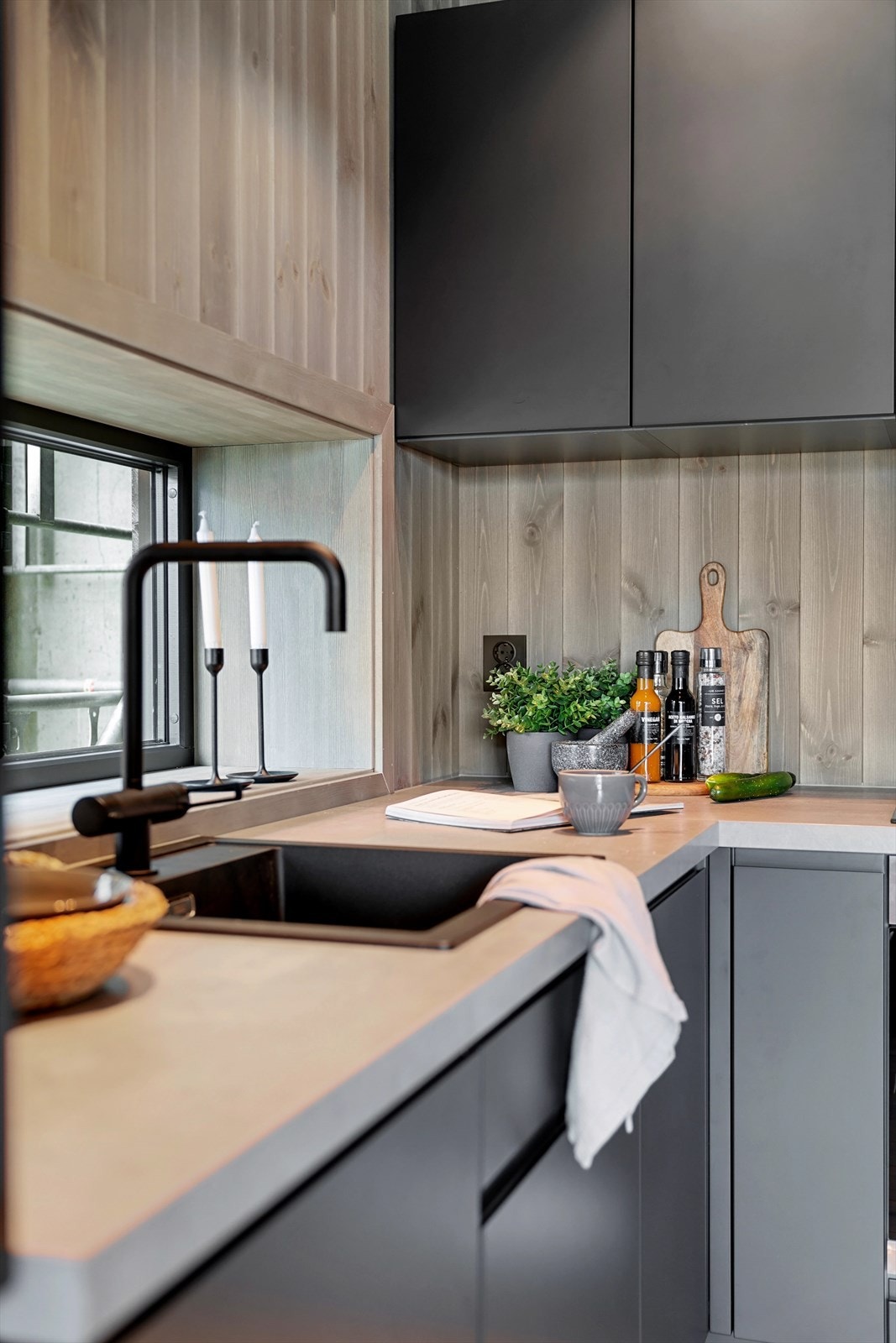 Tidsriktig sort vask med sort armatur Galleribilde