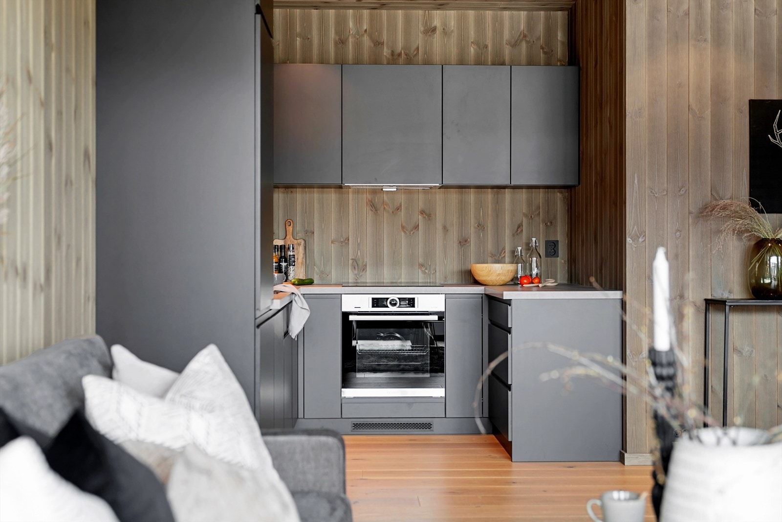 Praktisk U-kjøkken med intergrete hvitevarer Galleribilde