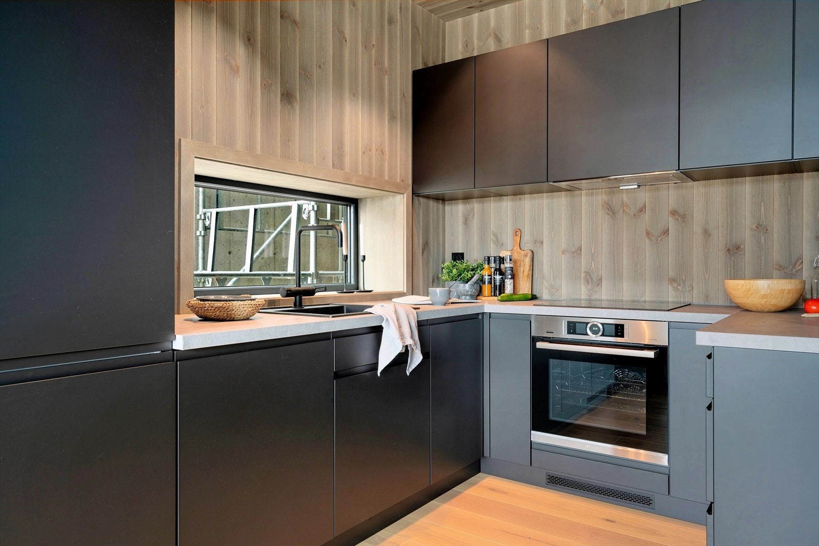 Stilrent kjøkken med matte gråmalte fronter Galleribilde