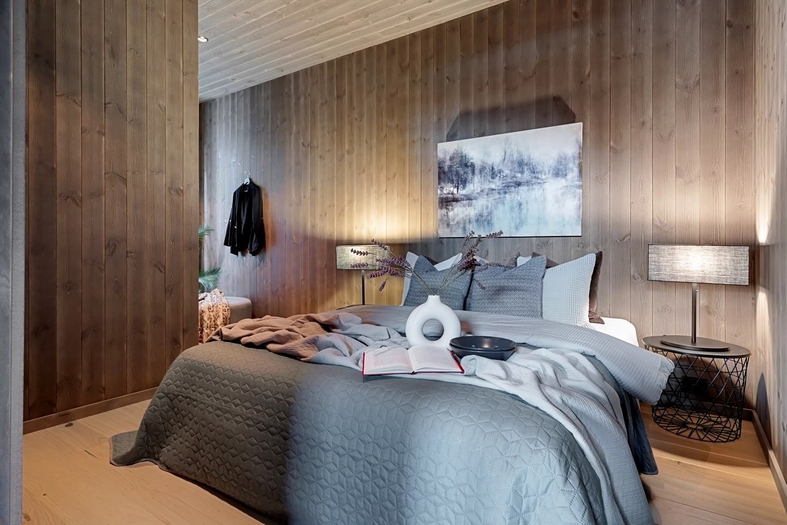 Lekkert hovedsoverom med walk-in-closet løsning Galleribilde