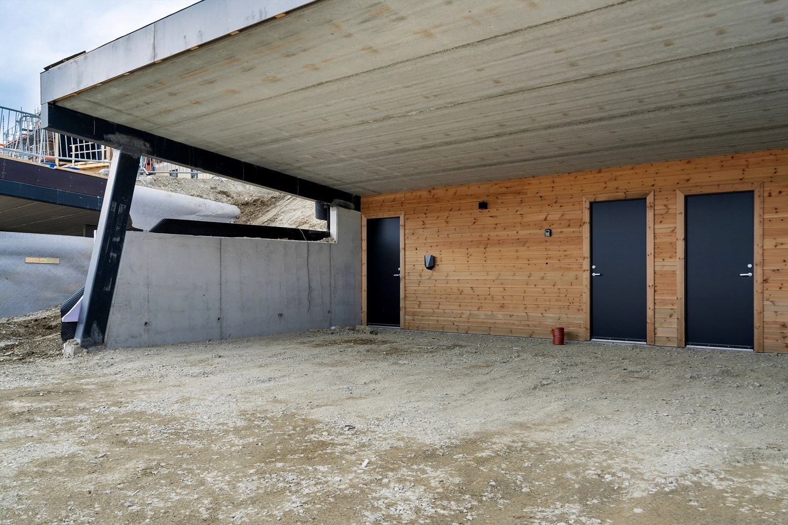 Parkering og sportsbod i felles carportanlegg Galleribilde