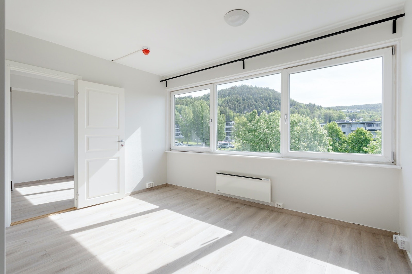 Stue med flotte lysforhold. Galleribilde