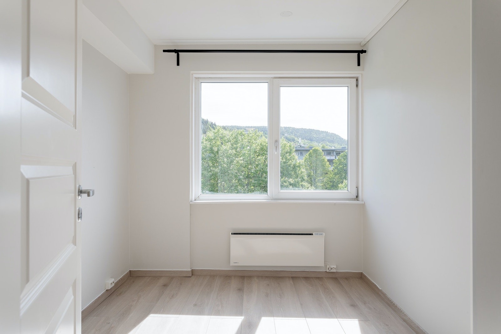 Soverom med god plass til dobbeltseng. Galleribilde